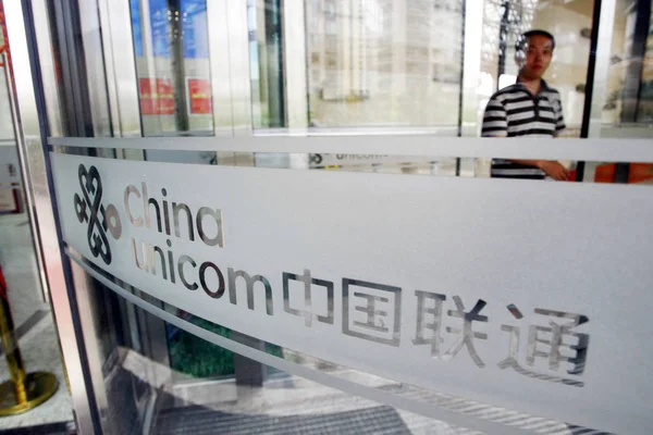 Hombre Chino Camina Una Sucursal China Unicom Shanghai China Septiembre —  Fotos de Stock