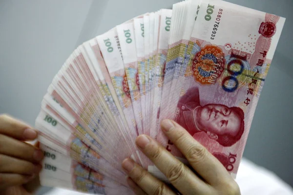 Chinese Bank Clerk Counts Rmb Renminbi Yuan Banknotes Bank Kaifeng — Stock Photo, Image
