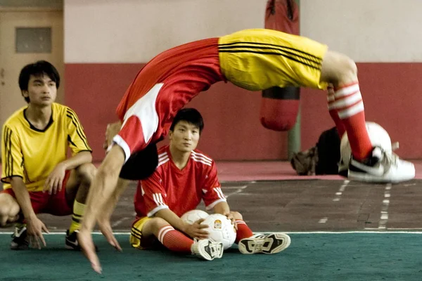 2010年6月5日 在中国北京的 Shuaimingke 功夫足球俱乐部 一名中国功夫足球运动员用脚抓住足球 在训练课上向后翻跟头 — 图库照片