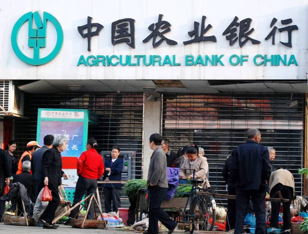 Kinesiska Bönder Säljer Grönsaker Framför Filial Till Agricultural Bank China — Stockfoto
