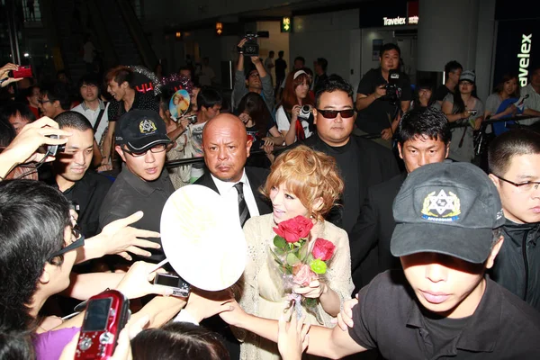 Японської Поп Співачка Ayumi Hamasaki Супроводі Охоронців Прибуває Міжнародний Аеропорт — стокове фото