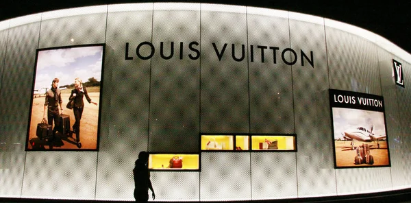 Ein Ortsansässiger Spaziert Einer Louis Vuitton Boutique Suzhou Ostchinas Jiangsu — Stockfoto