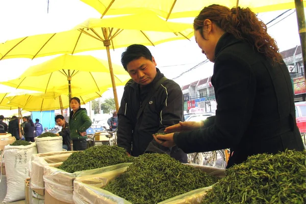 Čínský Muž Kupuje Čaj Komoditním Trhu Městě Wuhu Provincii Východní — Stock fotografie