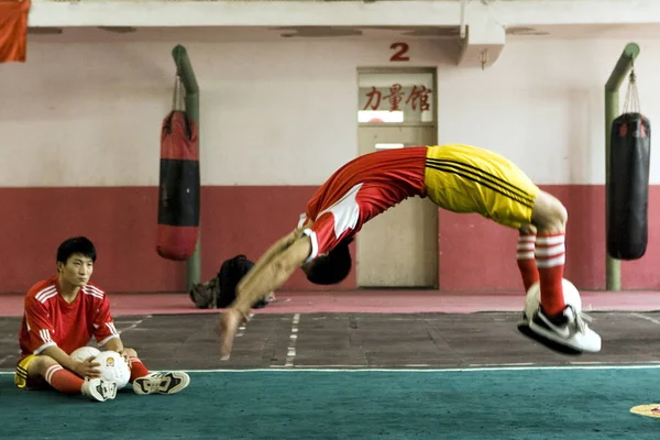 Piłkarz Chiński Kungfu Chwytania Piłki Nożnej Jego Stóp Sprawia Salto — Zdjęcie stockowe
