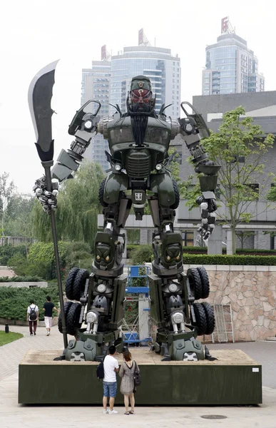 Chinese Jongeren Kijken Naar Transformer Standbeeld Vorm Van Oude Chinese — Stockfoto