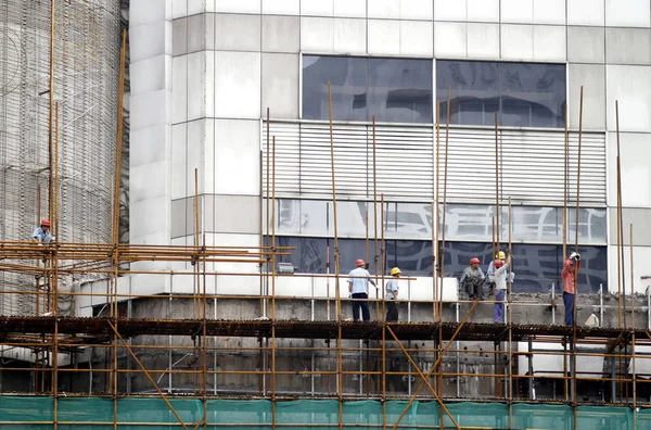 Trabalhadores Chineses Instalam Andaimes Canteiro Obras Projeto Imobiliário Cidade Nanjing — Fotografia de Stock