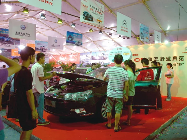 Compratori Cinesi Guardano Auto Durante Una Fiera Automobilistica Nanning Nel — Foto Stock