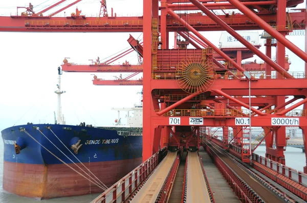 Een Schip Wordt Gezien Lianyungang Port Lianyungang City East Chinas — Stockfoto