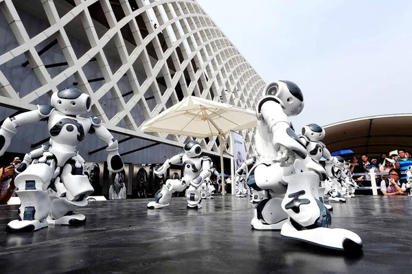 Robots Perform Front France Pavilion World Expo Park Shanghai China — Stock Photo, Image