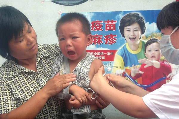 Asistentă Medicală Chineză Vaccinează Tânăr Băiat Chinez Împotriva Rujeolei Centru — Fotografie, imagine de stoc