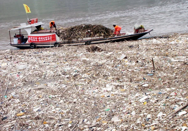 Lavoratori Cinesi Ripuliscono Rifiuti Galleggianti Sul Fiume Yangtze Nel Bacino — Foto Stock