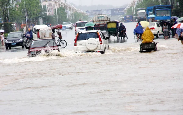 Helyi Kínai Lakosok Járművek Kereszt Egy Elárasztott Utcai Esőzés Után — Stock Fotó