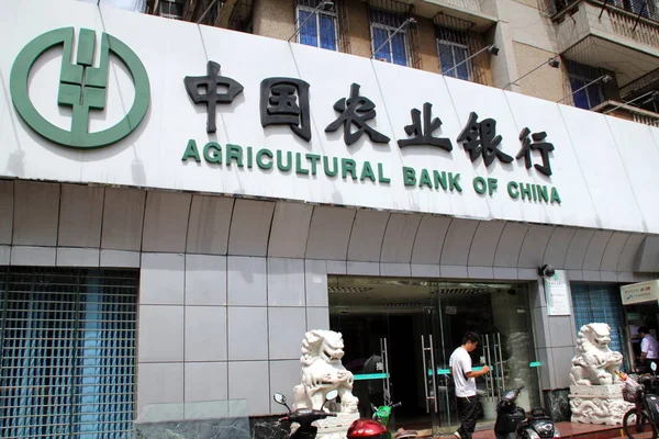 Kinesisk Man Går Förbi Gren Agricultural Bank China Abc Haikou — Stockfoto