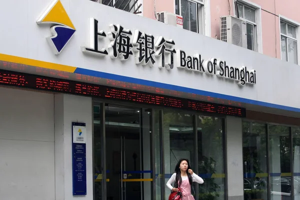 Uma Mulher Chinesa Passa Por Uma Filial Banco Xangai Xangai — Fotografia de Stock