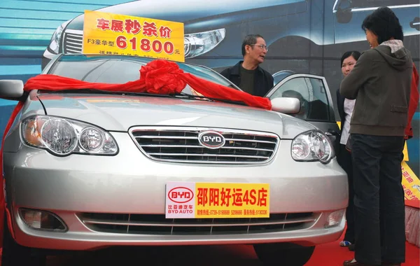 2010年5月16日 在中国中部湖南省绍阳市举行的车展上 中国消费者正在看一辆Byd汽车 — 图库照片
