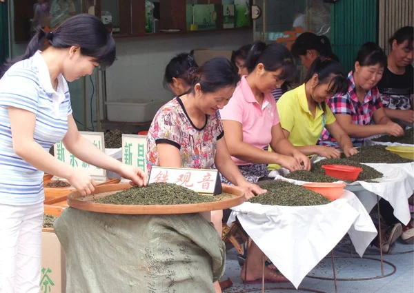 Donne Cinesi Preparano Foglie Mercato Delle Materie Prime Nella Città — Foto Stock