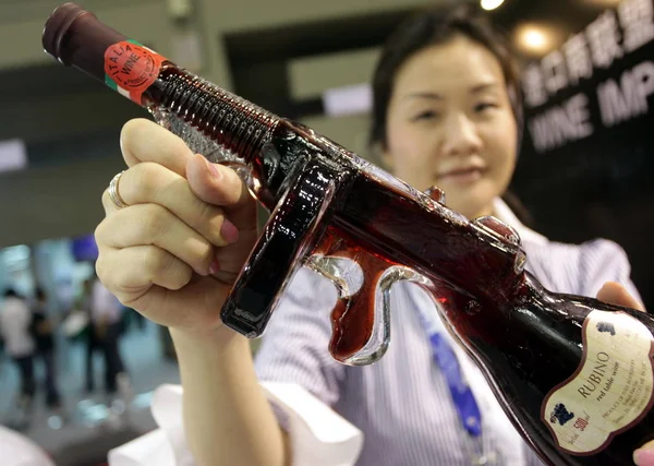 Ένα Κινέζικο Εκθέτη Δείχνει Ένα Μπουκάλι Κρασί Σχήμα Πολυβόλο Κατά — Φωτογραφία Αρχείου