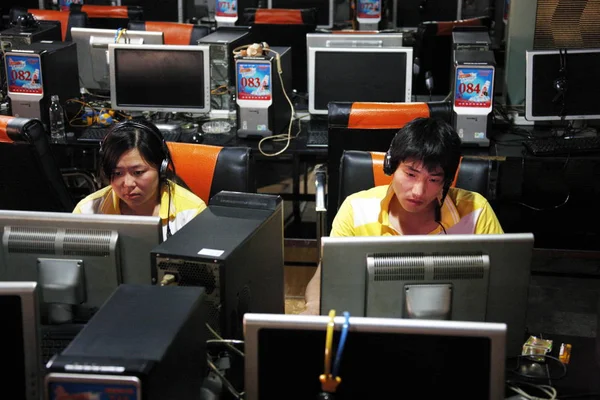 Młodzi Chińscy Internauci Grają Gry Online Kafejce Internetowej Mieście Huaibei — Zdjęcie stockowe