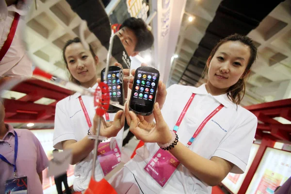 Chinese Staff Shows Lenovo Lephone Mobile Phone Fair Beijing China — Stock Photo, Image