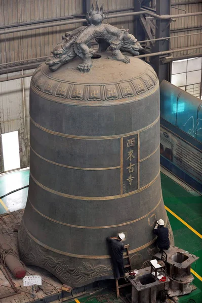 Kinesiska Arbetare Polska Oavslutad Brons Buddhistiska Bell Ett Gjuteri Wuhan — Stockfoto