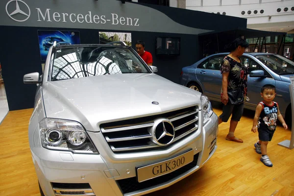 Visitantes Olham Para Importado Mercedes Benz Glk300 Durante Show Xangai — Fotografia de Stock