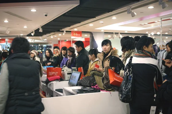 2009年11月27日 中国顾客在中国东北辽宁省大连的一家埃斯普里特商店买衣服 — 图库照片