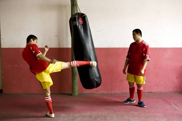 Jogador Chinês Kungfu Chuta Saco Areia Durante Uma Sessão Treinamento — Fotografia de Stock