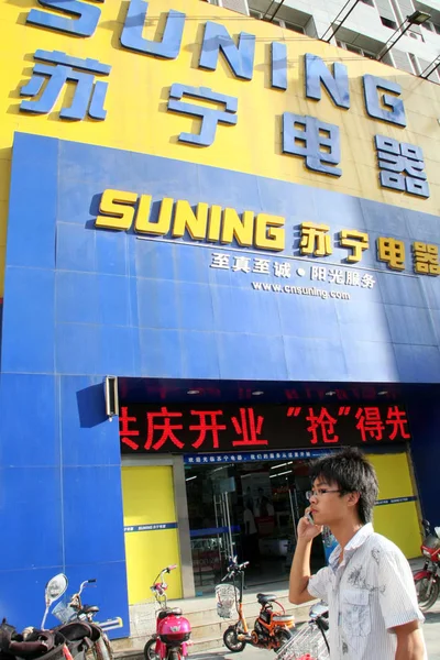 Homem Chinês Passa Por Uma Loja Eletrodomésticos Suning Cidade Nantong — Fotografia de Stock
