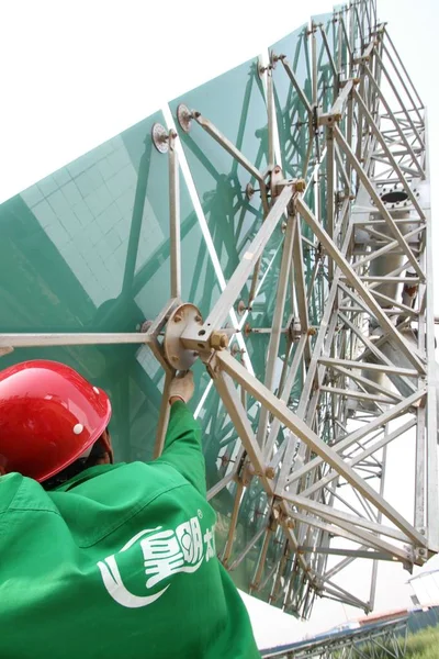 Een Chinese Werknemer Installeert Zonnepanelen Het Badaling Platform Van Thermische — Stockfoto