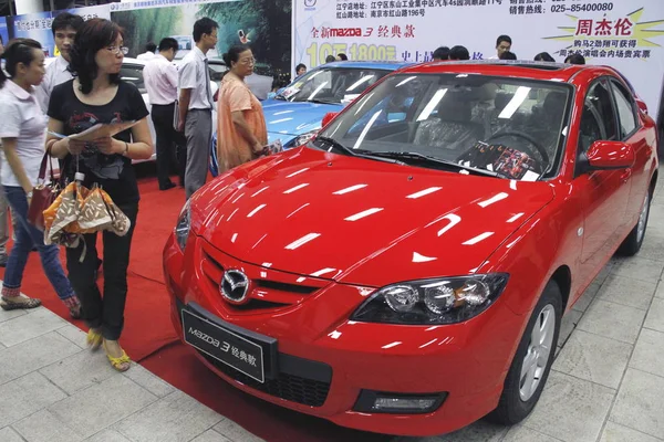 Los Consumidores Chinos Miran Mazda Durante Auto Show Nanjing Este — Foto de Stock