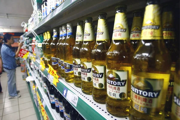 Chińskie Sklepy Mężczyzna Piwa Obok Butelek Piwa Suntory Supermarkecie Szanghaju — Zdjęcie stockowe