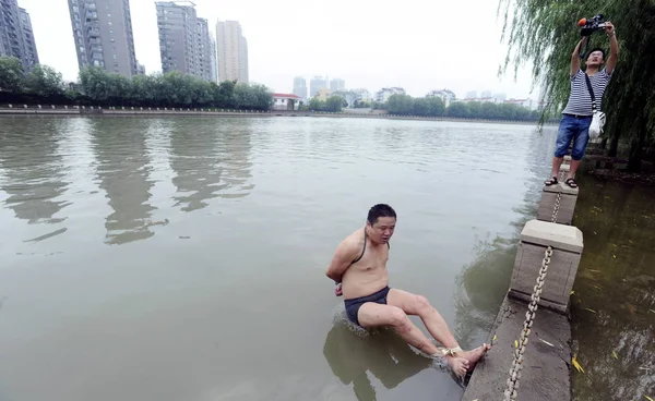 Людина Юндінг Стрибає Річку Своїми Руками Ногами Язали Нанкіні Східна — стокове фото