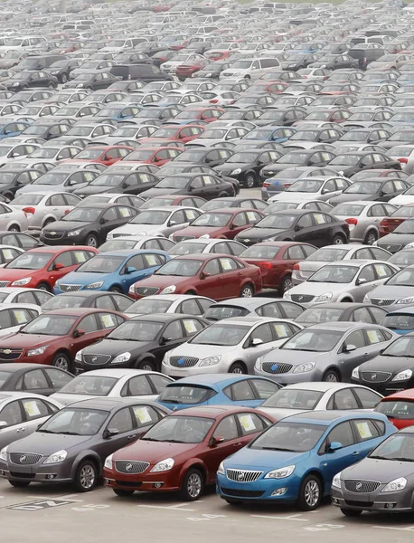 Blick Auf Reihen Von Buick Und Chevrolet Auf Einem Parkplatz — Stockfoto