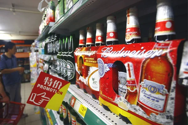 Kinesisk Man Butiker För Bredvid Flaskor Budweiser Och Heineken Beer — Stockfoto