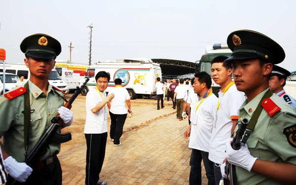 Armed Chinese Paramilitary Policemen Stand Guard Entrance Excavation Site Cao — Stock Photo, Image