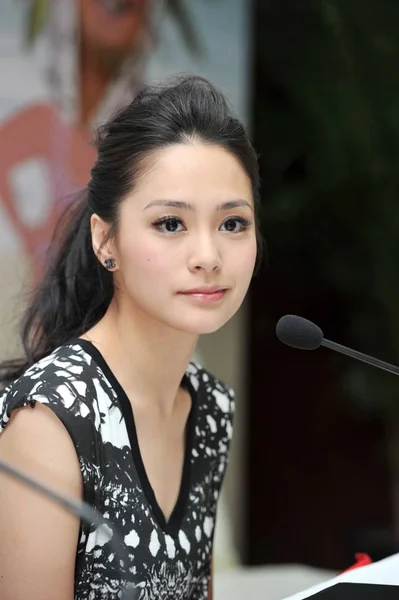 香港の歌手および女優ジリアン チョン チョン ヤン桐 2010 中国湖北省武漢市での幻想的な水女の子の映画の記者会見中に見られる — ストック写真