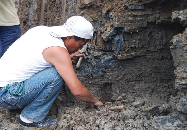 Arqueólogo Chino Trabajando Una Tumba Antigua Sitio Construcción Ciudad Wuhu — Foto de Stock