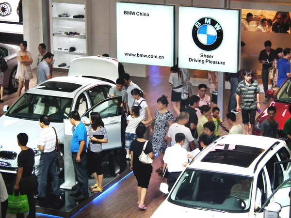 Compradores Chineses Olham Para Carros Bmw Estande Bmw Durante Show — Fotografia de Stock