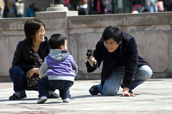 Uma Família Chinesa Três Pessoas Tira Fotos Praça Dos Povos — Fotografia de Stock