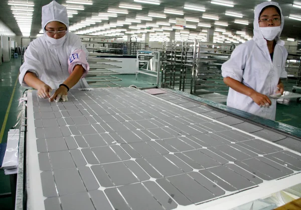 Kínai Gyári Munkások Előállítására Napelemek Napelemek Növény Eoplly Energy Technology — Stock Fotó
