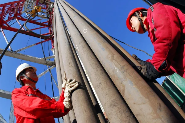 2008年11月5日 中国工人在中国西北部琼格尔盆地的克拉玛依油田开采原油 — 图库照片