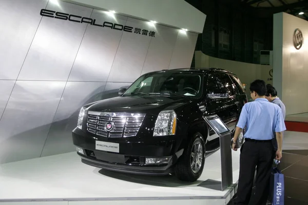 Visitantes Olham Para Cadillac Escalade General Motors Durante Uma Exposição — Fotografia de Stock