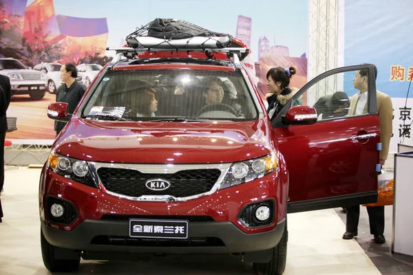 Les Visiteurs Chinois Regardent Kia Sorento Lors Salon Automobile Pékin — Photo