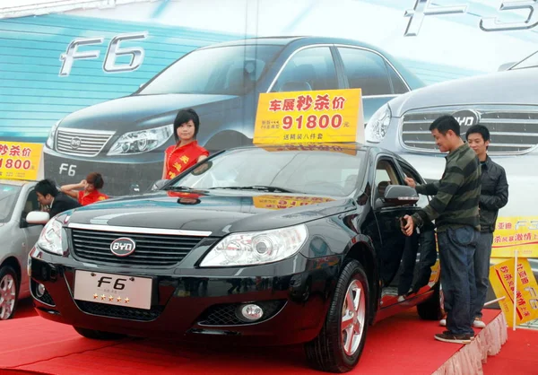 Los Compradores Automóviles Chinos Miran Byd Durante Una Exposición Automóviles — Foto de Stock