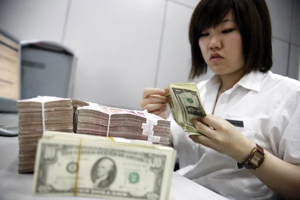 Empleado Bancario Chino Cuenta Billetes Dólares Estadounidenses Junto Los Billetes — Foto de Stock