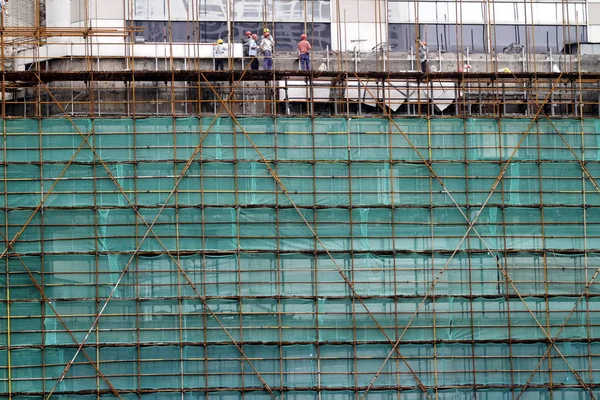 Trabalhadores Chineses Instalam Andaimes Canteiro Obras Projeto Imobiliário Cidade Nanjing — Fotografia de Stock