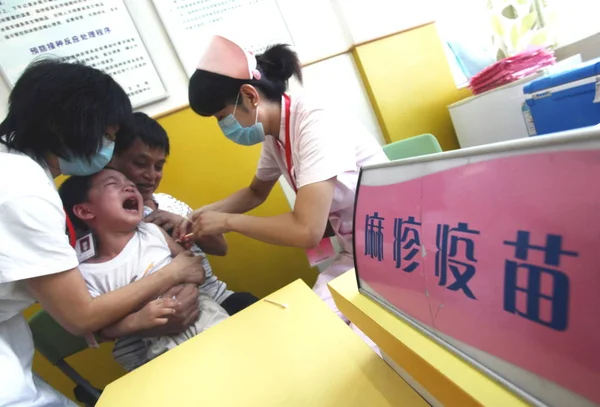 Kinesisk Sjuksköterska Vaccinerar Ung Kinesisk Unge Mot Mässling Vid Ett — Stockfoto