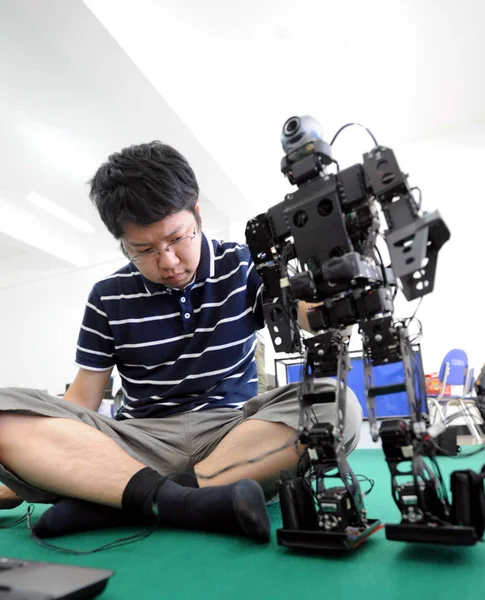 Participante Prueba Robot Los Primeros Juegos Olímpicos Internacionales Robot Humanoide —  Fotos de Stock