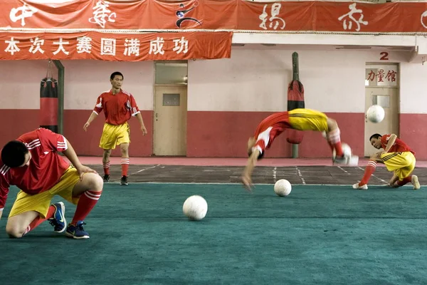 Een Chinese Kungfu Voetballer Aangrijpend Een Voetbal Met Zijn Voeten — Stockfoto