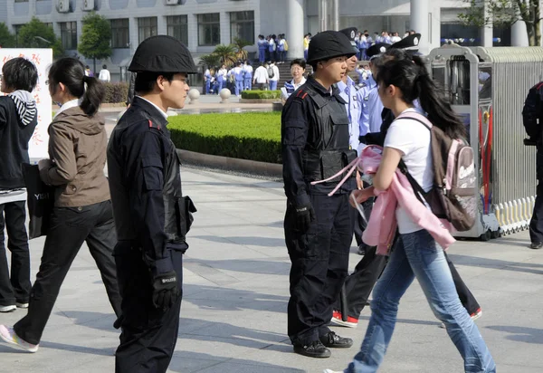 Gli Studenti Cinesi Camminano Davanti Poliziotti Una Scuola Sostenere Primo — Foto Stock